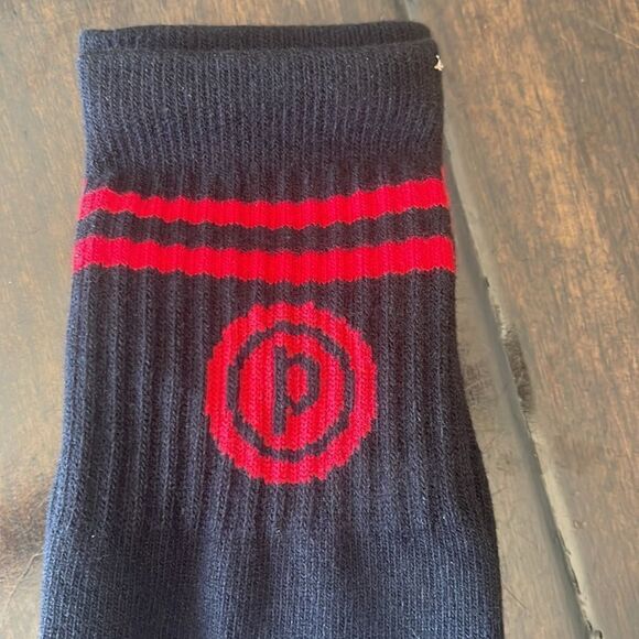 Brand New ⚡️ Pure Barre Kai Crew Socks Black/Red Circle P - Picture 2 of 3